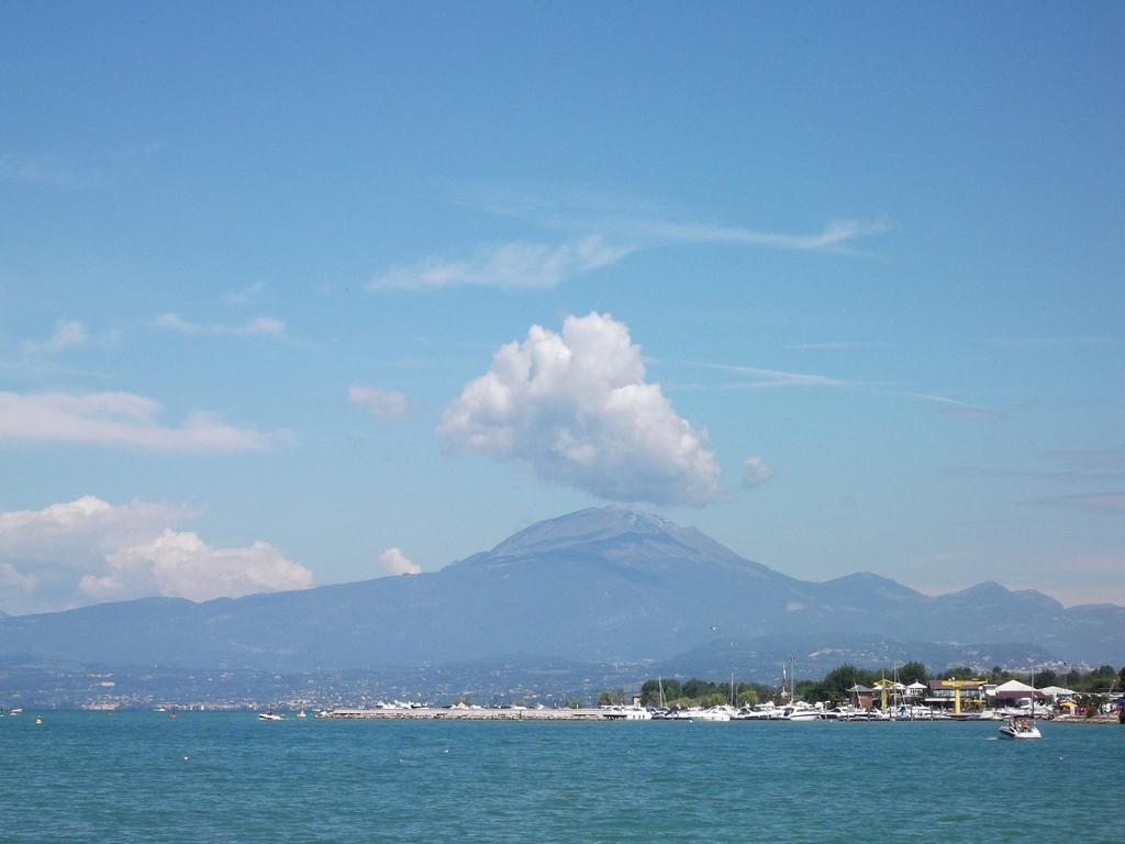 Lake Garda Lovers Peschiera del Garda Bagian luar foto